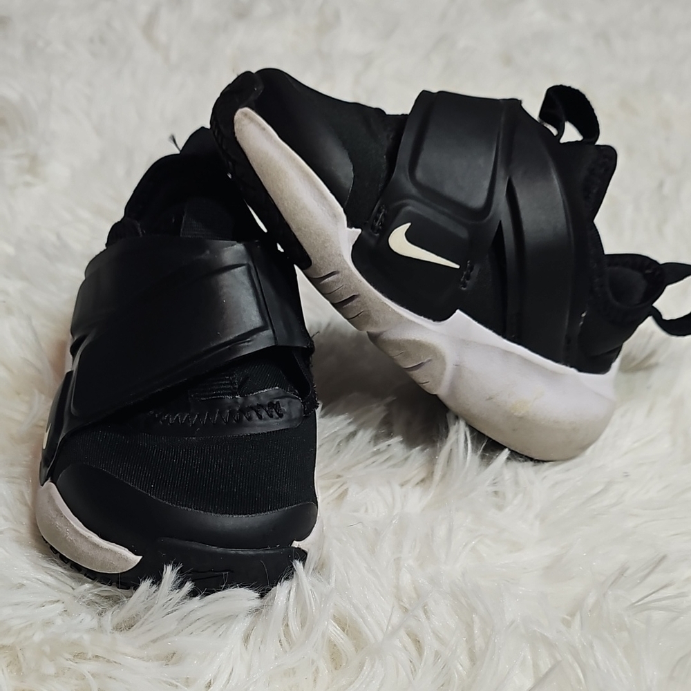 Nike Baby Black and White Flyease Sneakers